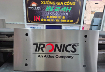 Gia Công In Mica Sữa Kết Hợp Inox – Giải Pháp Biển Hiệu Hiện Đại, Dễ Nhận Diện