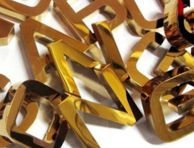 Chữ Nổi Alu Vàng Gương Sáng Bóng – Sang Trọng Và Cao Cấp