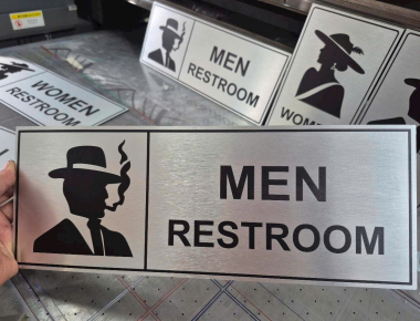 In UV Trên Kim Loại Là Gì? Công Nghệ In Cao Cấp Cho Biển Hiệu & Logo Inox