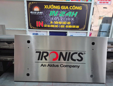 Gia Công In Mica Sữa Kết Hợp Inox – Giải Pháp Biển Hiệu Hiện Đại, Dễ Nhận Diện